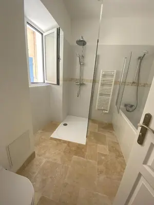 a bathroom with a shower and a toilet at Appartement RDC avec cour privée - Narbonne Les Halles Centre Historique in Narbonne