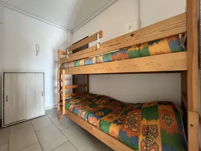 a bedroom with two bunk beds in a room at Appartement calme avec piscine commune et loggia GN050-489 in Gruissan