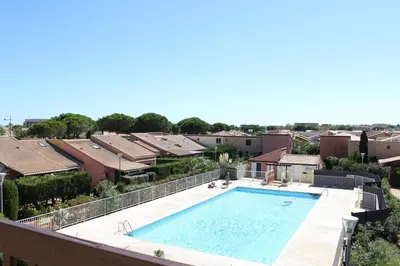 an overhead view of a swimming pool on a house at Maison studio mezzanine avec parking privé GN020-095 in Gruissan