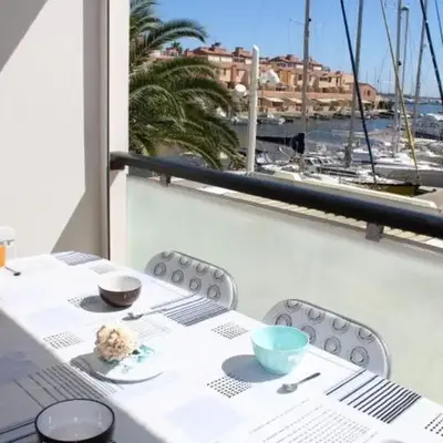 Appartement cosy avec vue et piscine sur le port - GN400-013