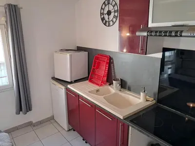 a kitchen with a sink and a microwave at le duplex charmant et cosy in Narbonne