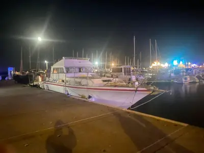 a boat is docked at a dock at night at vacances de rêve sur les vagues in Gruissan