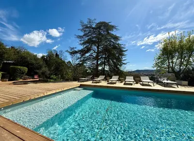 a row of lounge chairs next to a swimming pool at Chambre avec vue in Carcassonne