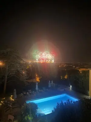a view of a castle at night at Chambre avec vue in Carcassonne