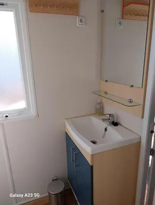a bathroom with a sink and a mirror at Mobil-home Port la Nouvelle in Port-la-Nouvelle