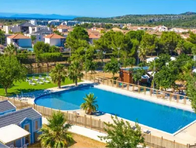 an image of a swimming pool at a resort at Mobil-home Port la Nouvelle in Port-la-Nouvelle