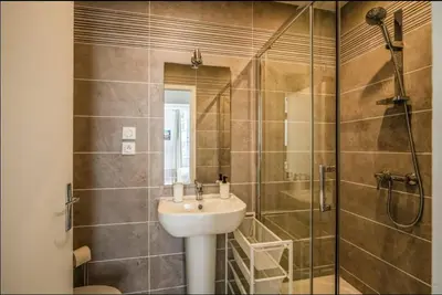 a bathroom with a sink and a shower at Au Pied des Remparts-Cité Médiévale in Carcassonne