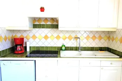 a kitchen with a sink and a red blender at Villa Le Jardin des Délices - de 2 à 8 personnes avec Piscine in Raissac-dʼAude