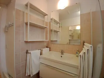 a bathroom with a sink and a mirror at villa 2 chambres en rez-de-jardin in Puylaurens