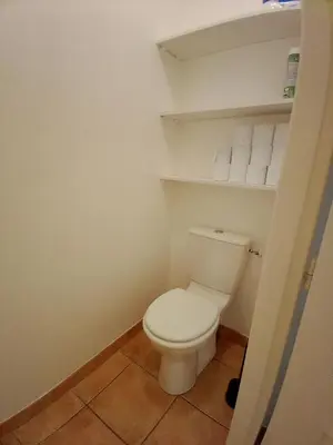 a bathroom with a white toilet in a room at villa 2 chambres en rez-de-jardin in Puylaurens