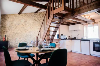 a kitchen and dining room with a table and chairs at Mezza'Cosy, apt avec parking à 2 pas de la Cité in Carcassonne