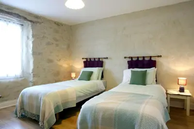 two beds sitting next to each other in a bedroom at Argein in Villautou