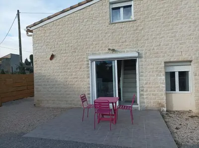 a purple table and chairs in front of a building at Chez Sabine La campagne BIS in Narbonne