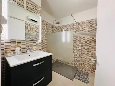 a bathroom with a sink and a mirror at La Citadine in Carcassonne