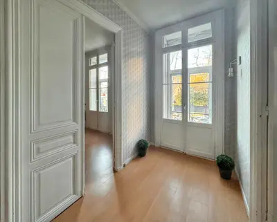 an empty room with a door and two windows at Appartement spacieux à Narbonne de 93 m² in Narbonne