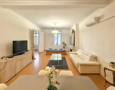 a living room with a couch and a tv at Appartement spacieux à Narbonne de 93 m² in Narbonne