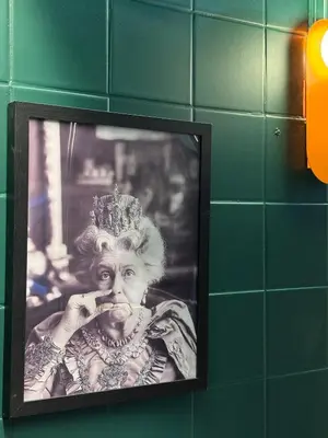 a picture of a woman wearing a crown on a wall at Appartement Thème Années 60' l Baignoire Jets l Clim l Netflix in Castres