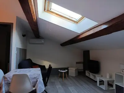a room with a bed and a skylight at Grand studio proche centre in Narbonne