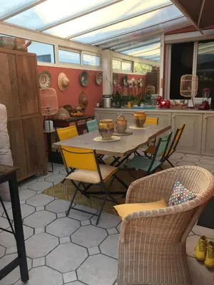 a conservatory with a table and chairs in a kitchen at Chez Martine Côté Cité in Carcassonne