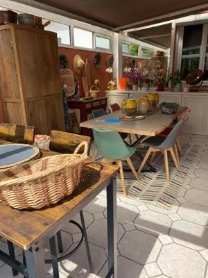 a dining room with a table and chairs at Chez Martine Côté Cité in Carcassonne