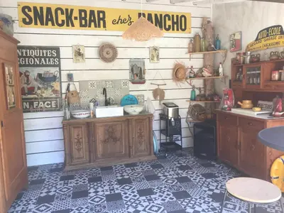 a room with a kitchen with a counter and a floor at Chez Martine Côté Cité in Carcassonne