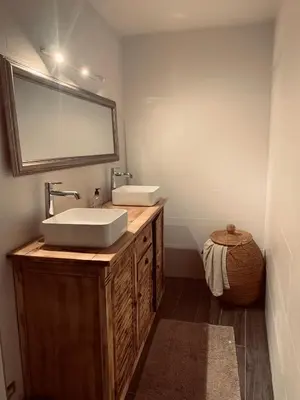 a bathroom with a sink and a mirror at Cocon mazerien in Mazères
