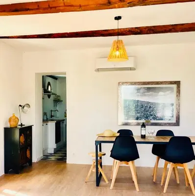a dining room with a table and chairs at Demeure Charmante avec Piscine privée au coeur des Vignes in Quarante