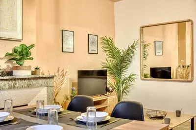 a dining room with a table and a mirror at Le Central - tout à pied - wifi in Carcassonne