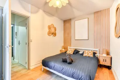 a bedroom with a bed and a ceiling at Le Central - tout à pied - wifi in Carcassonne