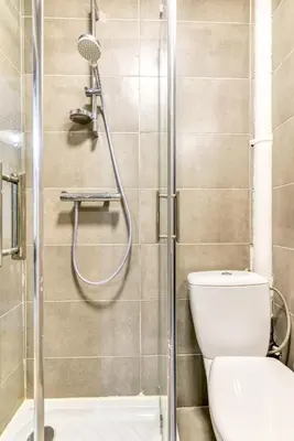 a bathroom with a shower with a toilet at Le Central - tout à pied - wifi in Carcassonne
