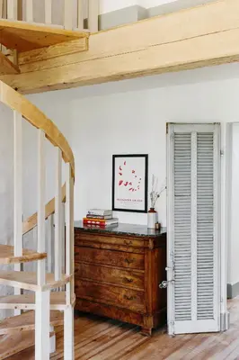 a staircase in a room with a wooden dresser at Zero Neuf in Gaudiès