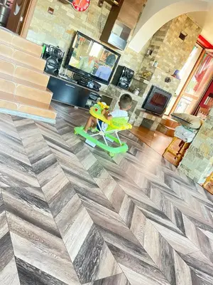 a little boy riding a skateboard in a living room at Hernesto in Carcassonne