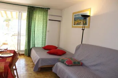 a bedroom with two twin beds and a window at Appartement Studio Cabine - Gruissan GN110-C13 in Gruissan