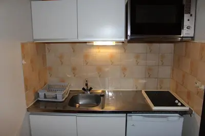 a kitchen with a sink and a microwave at Appartement 2 pièces cabine - Gruissan GN130-820 in Gruissan
