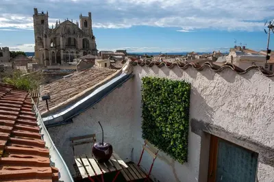 a building with a green hedge on top of it at Cœur d 'amande in Narbonne