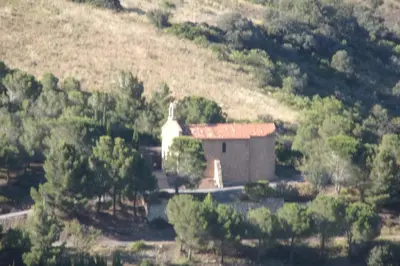 a small house in the middle of a hill at DOMAINE LE PLA de LIÉRE in Maury