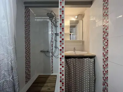 a bathroom with a sink and a shower at Pavillon confort avec parking et piscine collective - GN180-057 in Gruissan