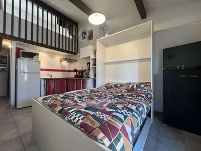 a bedroom with a bed with a colorful quilt at Pavillon confort avec parking et piscine collective - GN180-057 in Gruissan