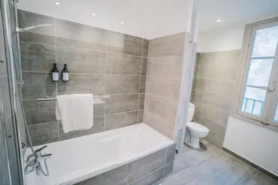a bathroom with a tub and a toilet at Magnifique T4- toit terrasse-Cosy-Centre ville-AA in Carcassonne