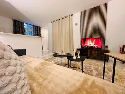 a living room with a couch and a tv at Le Refuge de Saint-Vincent - T2 Hyper Centre - Proche Gare in Carcassonne