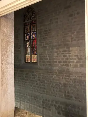 a brick wall with a stained glass window on it at Le Refuge de Saint-Vincent - T2 Hyper Centre - Proche Gare in Carcassonne
