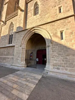 an entrance to a building with a red door at Le Refuge de Saint-Vincent - T2 Hyper Centre - Proche Gare in Carcassonne