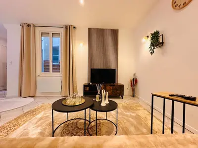 a living room with two tables and a television at Le Refuge de Saint-Vincent - T2 Hyper Centre - Proche Gare in Carcassonne