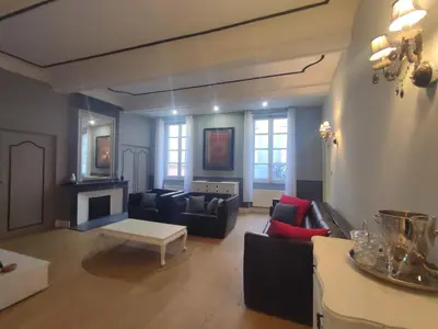 a living room with a couch and a table at Le Chartrand- Centre-ville- Séjour inoubliable! in Carcassonne