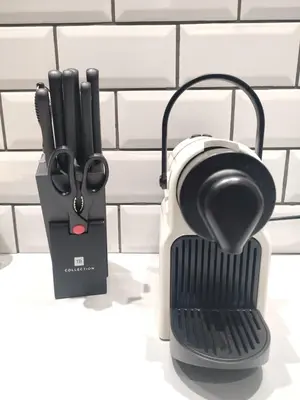a kitchen utensil holder next to a spatula at Le Chartrand- Centre-ville- Séjour inoubliable! in Carcassonne