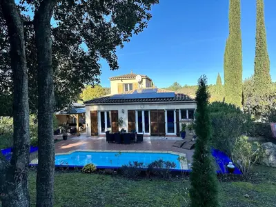 a house with a swimming pool in the yard at Carcassonne Lake & Beach, Pool villa in Carcassonne