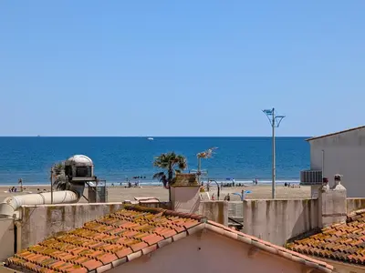 a view of a beach with people and the ocean at Charmant T2 pour 4 pers à 100m de la plage avec balcon - FR-1-797-61 in Port-la-Nouvelle