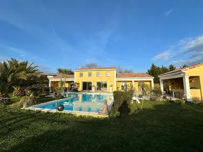 a large house with a swimming pool in a yard at Villa T6 d'exception entre Toulouse et Carcassonne , Vue sur les Pyrénées in Trébons-sur-la-Grasse