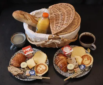 a basket filled with bread and a basket of juice and bread at Magnifique villa avec piscine in Carcassonne