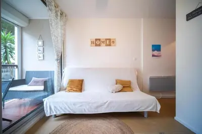 a small bedroom with a bed and a window at L'Escale Marine in Gruissan